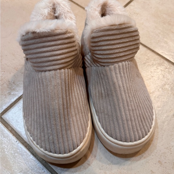 Shoes - Cozy Women's Fur-Lined Slippers